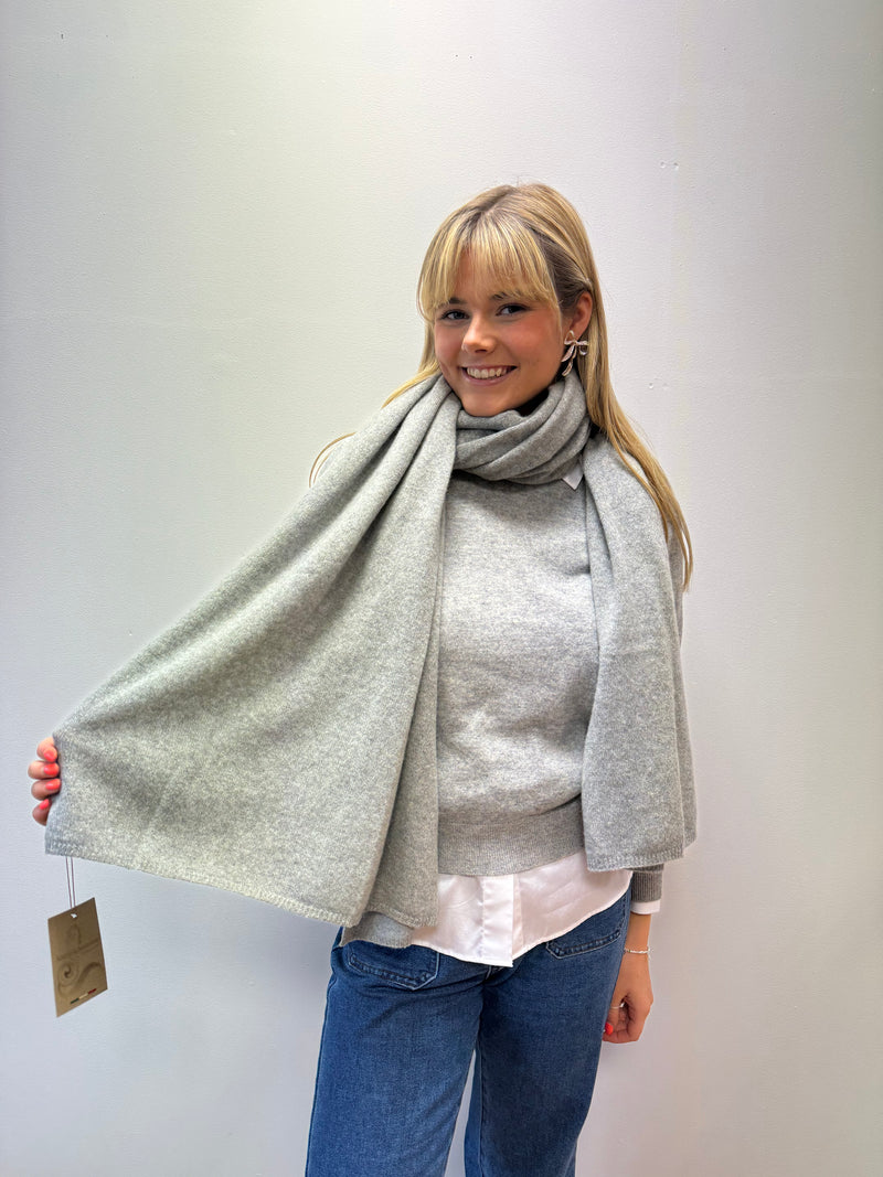 The Big Grey Cashmere Scarf | Sartoria Saracena