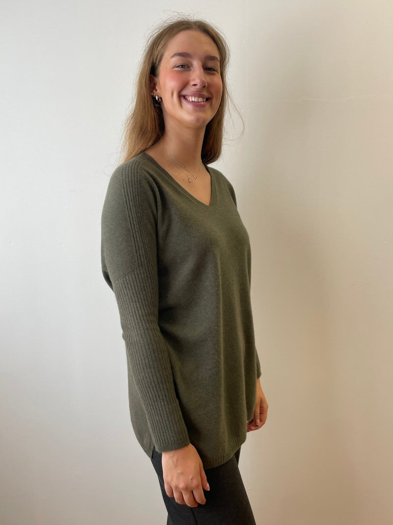 Végétal Relaxed V-Neck Cashmere Jumper | Esthēme Cachemire