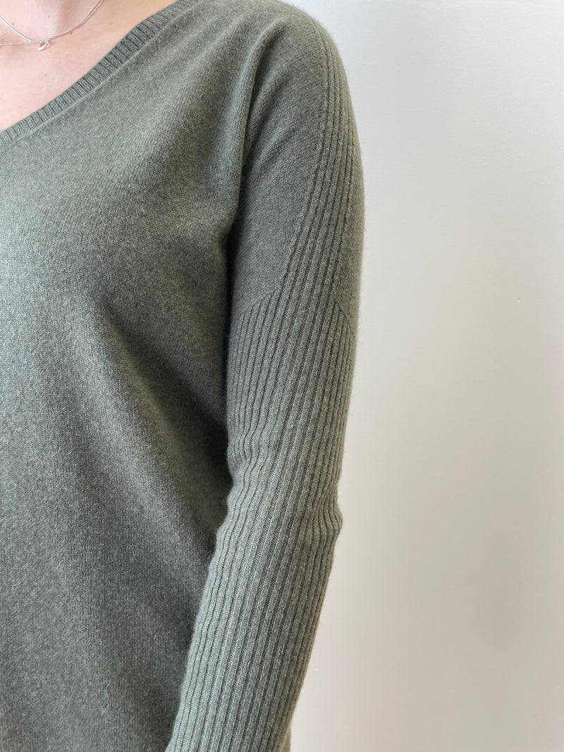 Végétal Relaxed V-Neck Cashmere Jumper | Esthēme Cachemire