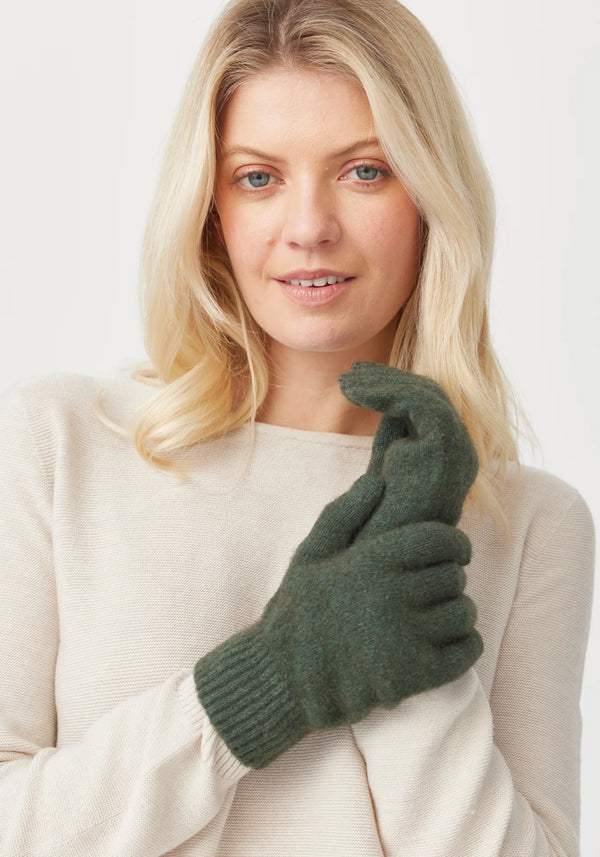 Cosy Gloves in Wilderness | Untouched World