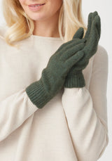 Cosy Gloves in Wilderness | Untouched World