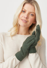 Cosy Gloves in Wilderness | Untouched World